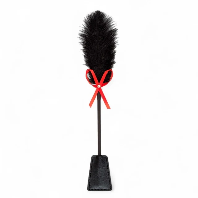 Paletă cu puf de gâdilat B-SERIES Fetish Feather Crop, pentru jocuri erotice BDSM, design cu fundă roșie, culoare negru