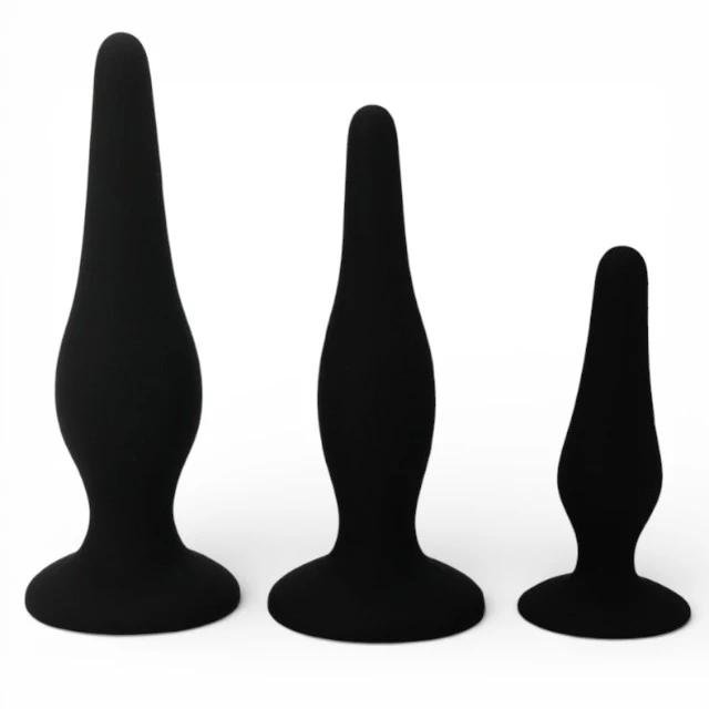 Set plug anal PRETTY LOVE Beginner’s Mini Anal Kit, 3 dopuri anale cu ventuză pentru fixare, din silicon medical, lungimi 8.5 x 11.5 x 13 cm, negru