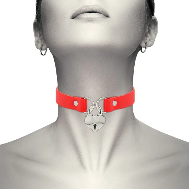 Choker COQUETTE Hand Crafted Choker, din piele vegană, accesoriu cu inimă, culoare roșu cu argintiu, 40 cm